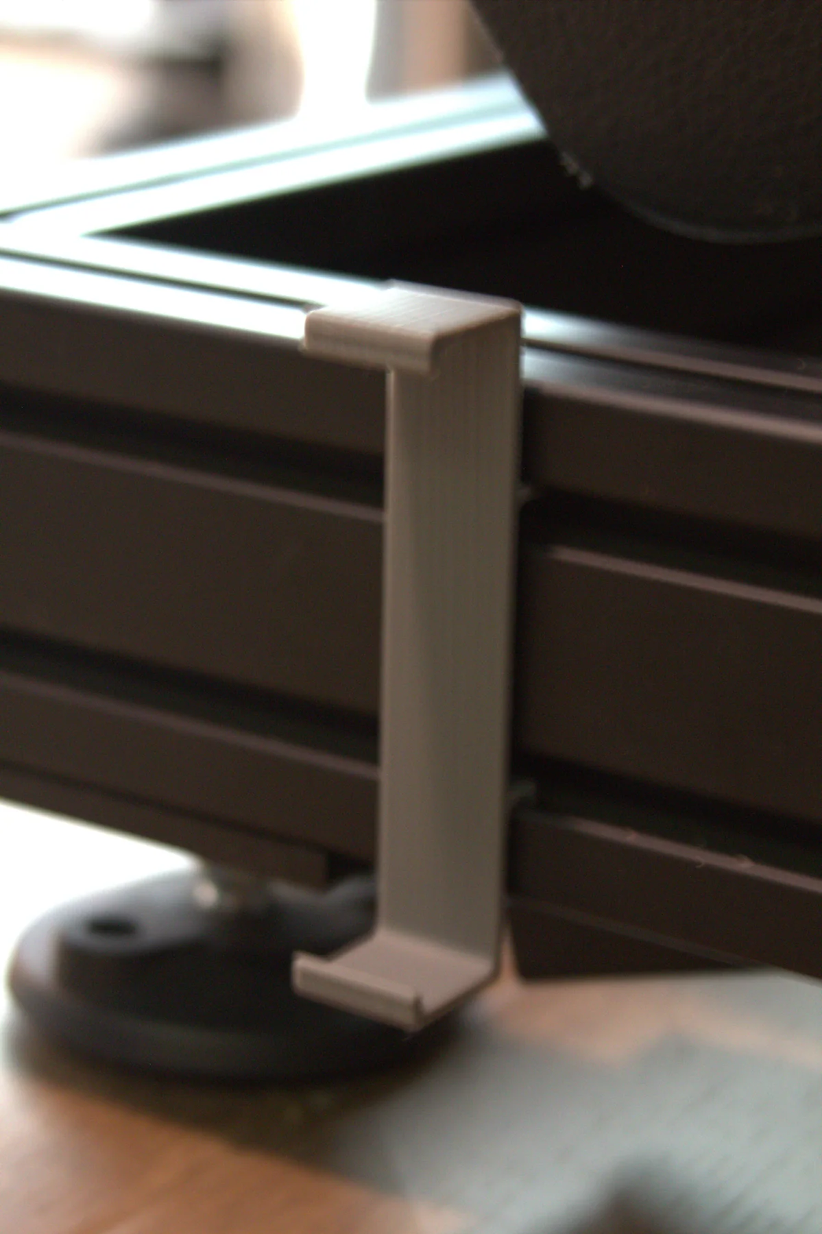 KT-13 Insignia USB hub mount installation detail
